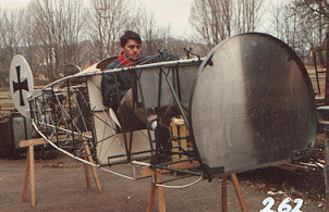 Achim Engels sinniert im Cockpit des Dreideckers